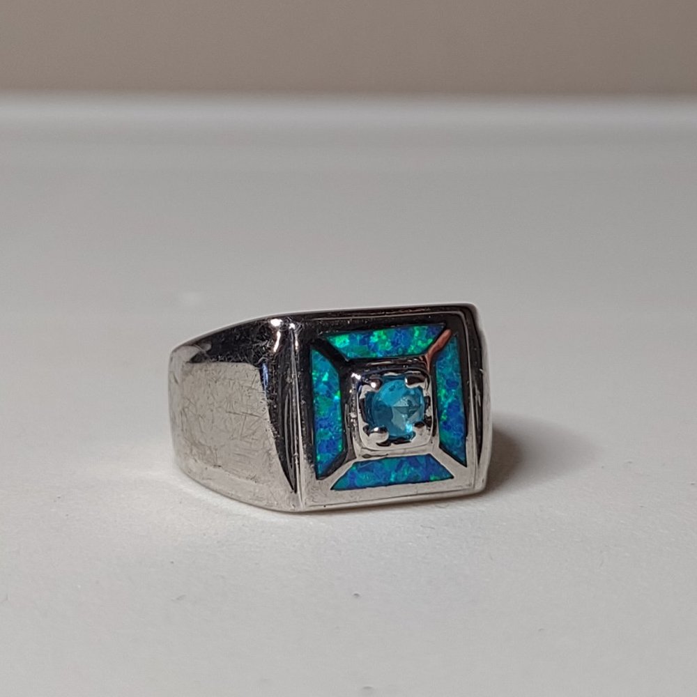 Pretty Silver Tone And Blue Ring Size 7.75
